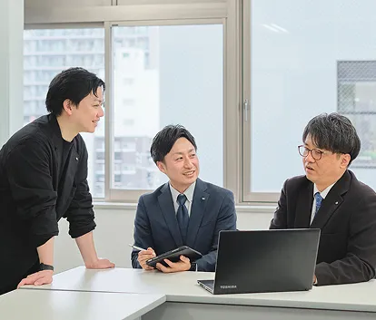 社員が談笑している様子