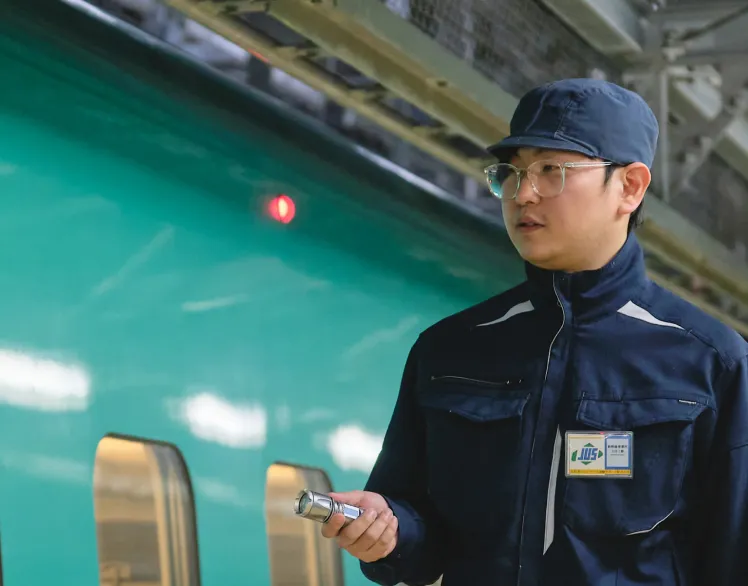 働く男性の写真