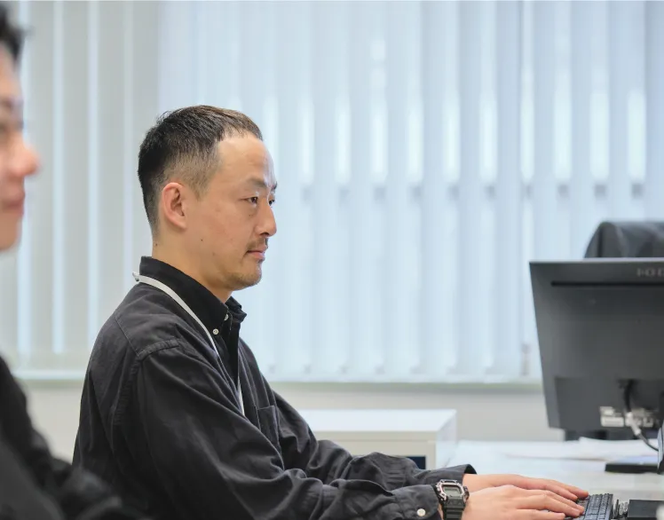 働く男性の写真